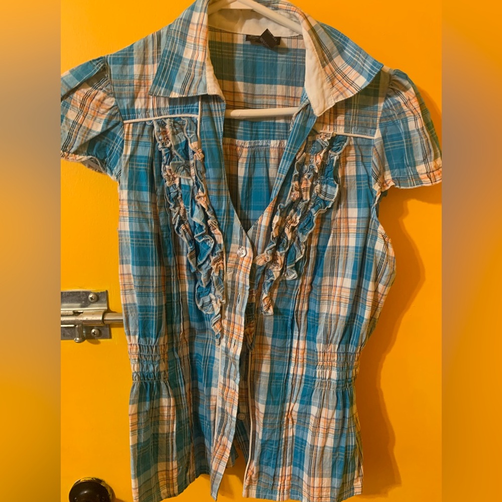 Women’s short sleeved pleated and fitted blouse. Size L fits small